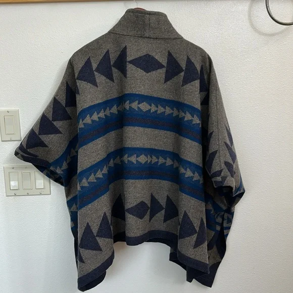 Pendleton Geometric Patterned wool Cape with Button Closure - Picture 4 of 6